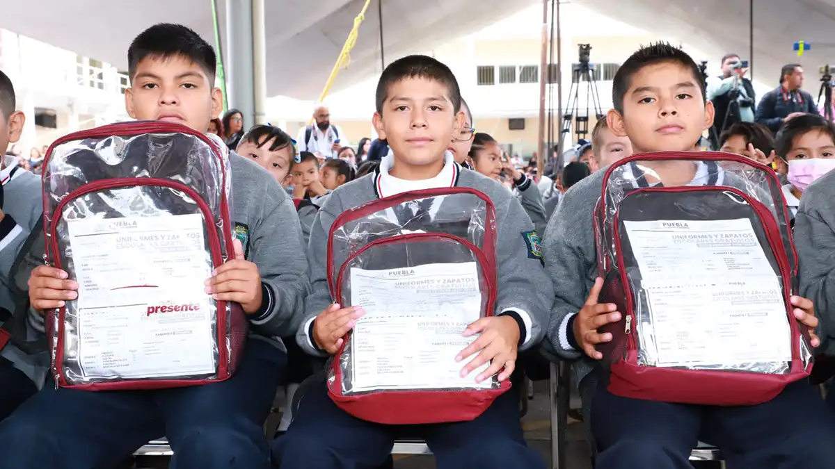 Inicia entrega de uniformes, calzado y mochilas escolares gratuitos en Puebla