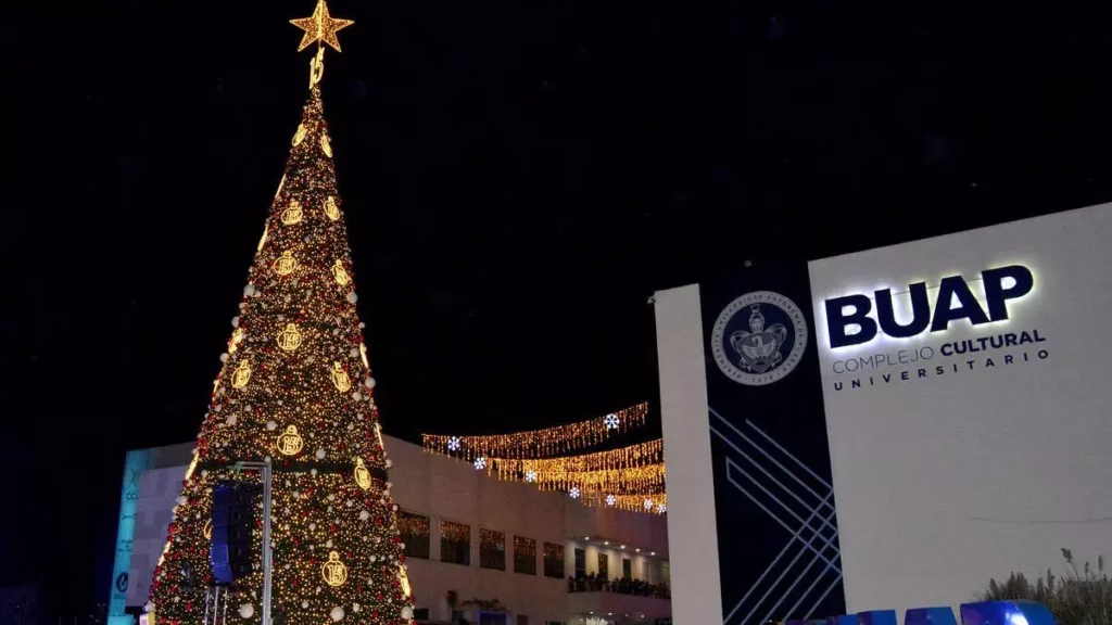 BUAP enciende árbol navideño en el CCU