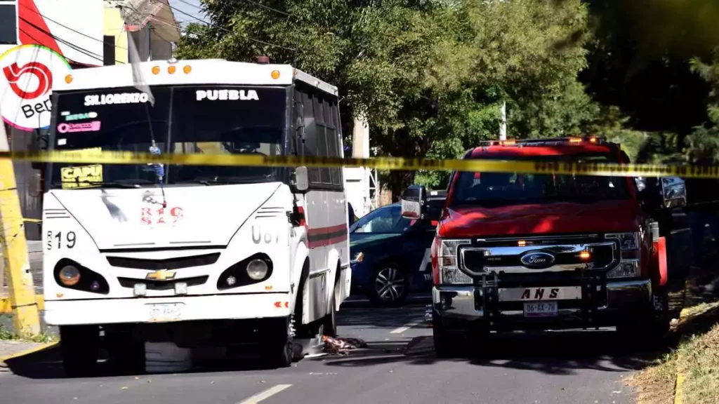 Ruta S19 atropella y mata a una mujer en el bulevar Hermanos Serdán