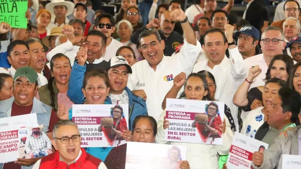 Entrega Céspedes Peregrina insumos a productores del campo poblano