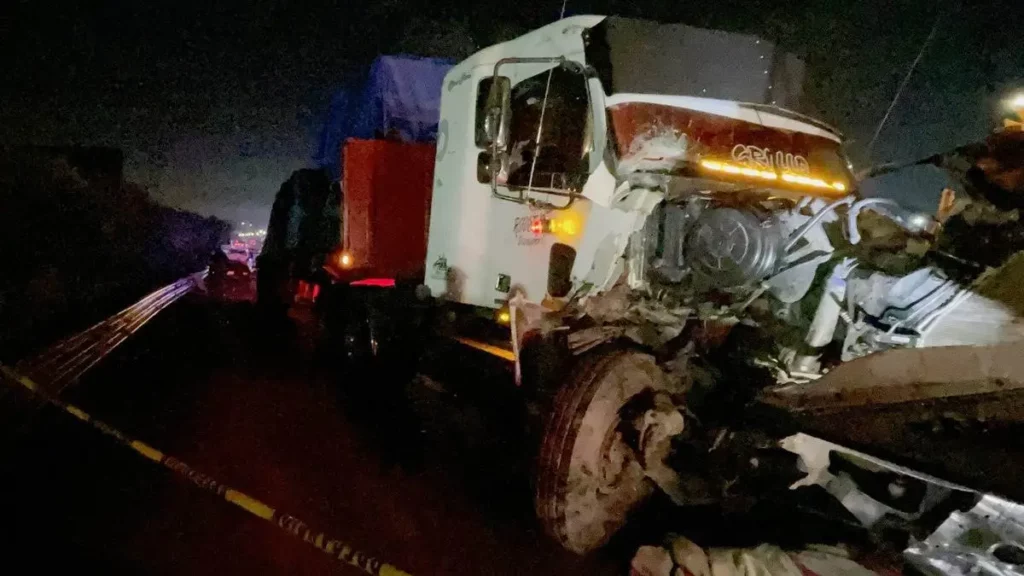 Tráiler choca contra una grúa y mata a trabajador en Puebla