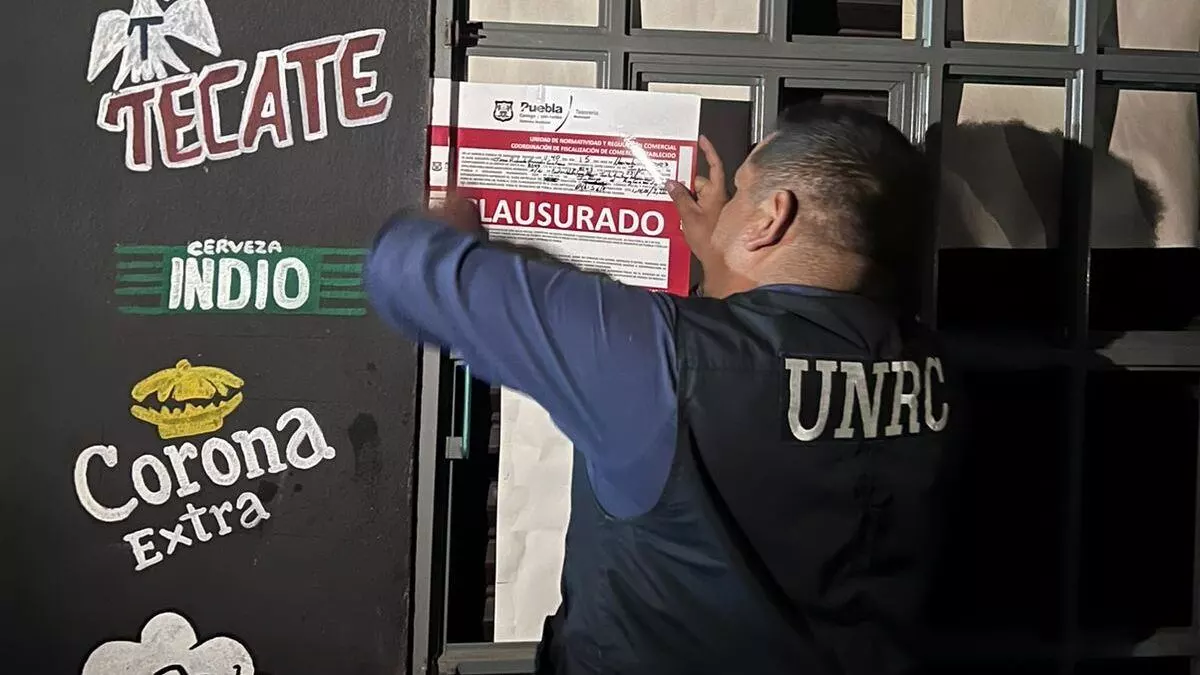 Clausuran cuatro negocios "pirata" de venta de alcohol en Puebla capital