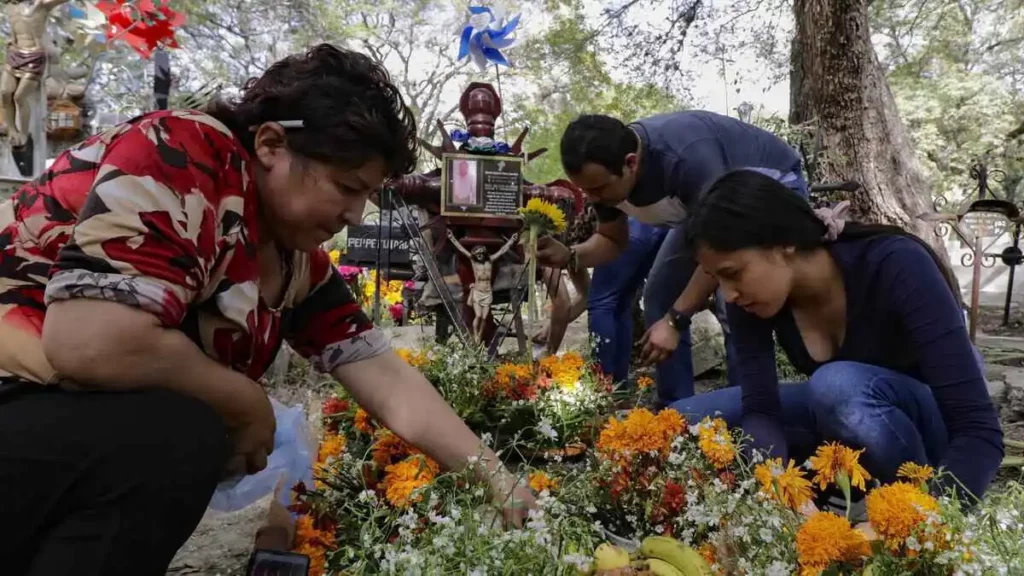 Poblanos acuden a panteones por Día de Muertos