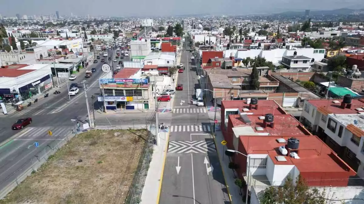 Entregan rehabilitación de vialidad en la colonia Granjas Puebla