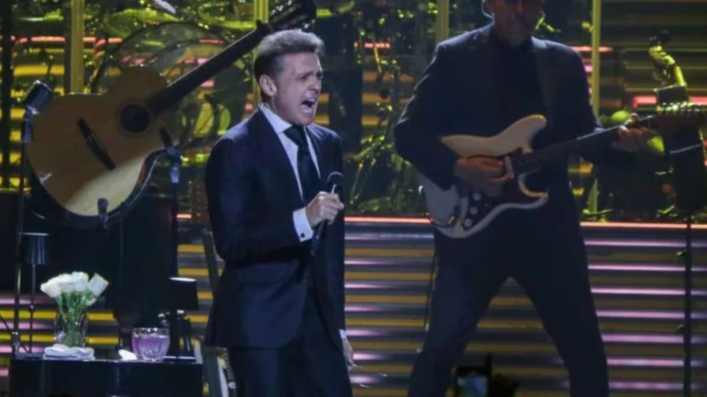 Y se cayó "El Sol"; Luis Miguel acabó en el suelo en pleno concierto