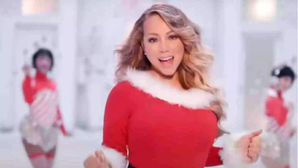 Mariah Carey es "descongelada" por Halloween e inaugura la navidad