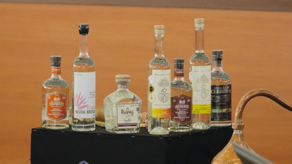 Mezcales poblanos obtienen 12 medallas en certamen internacional