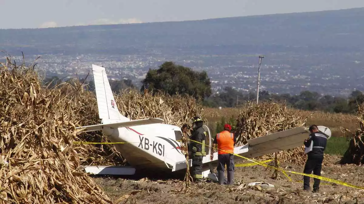 Dos lesionados deja caída de una avioneta en Huejotzingo