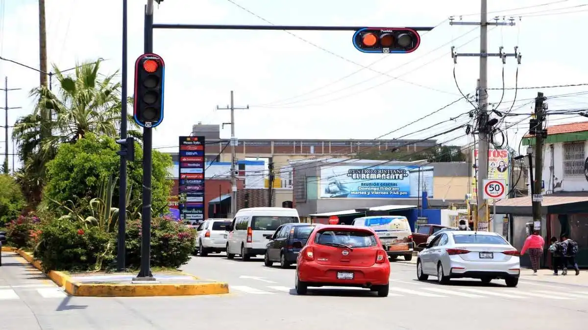 30 vialidades de la capital poblana cuentan con nueva red de semáforos
