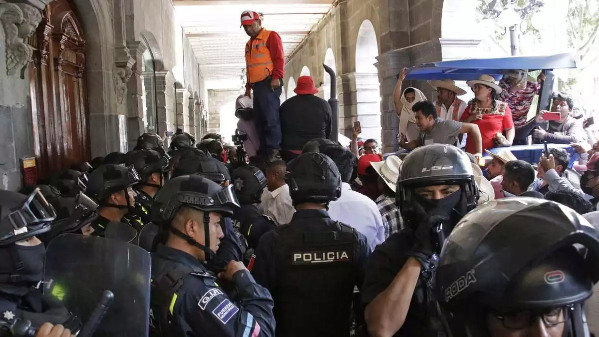 Habitantes de La Resurrección amenazan con tirar puerta del palacio municipal con tractor; protestan contra cierre de negocios