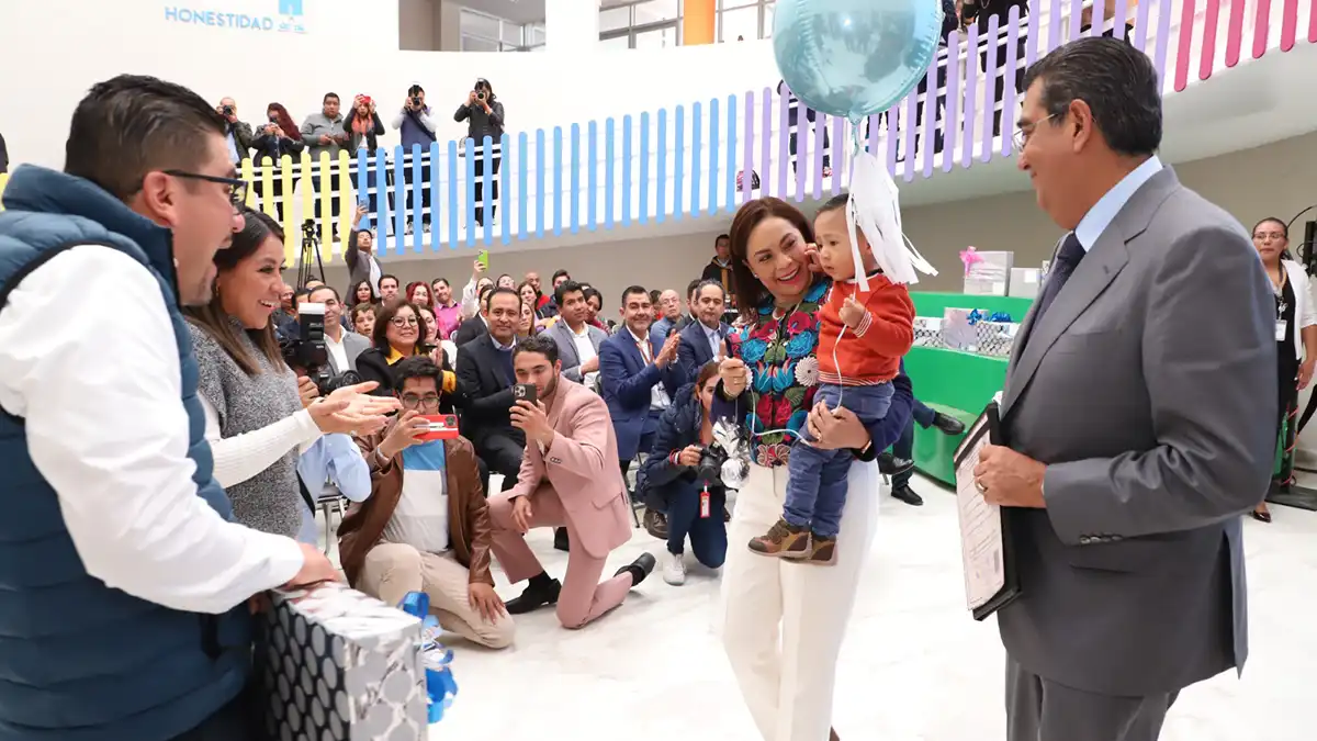 Puebla mejora procesos de adopción; entrega actas de nacimiento a 21 familias