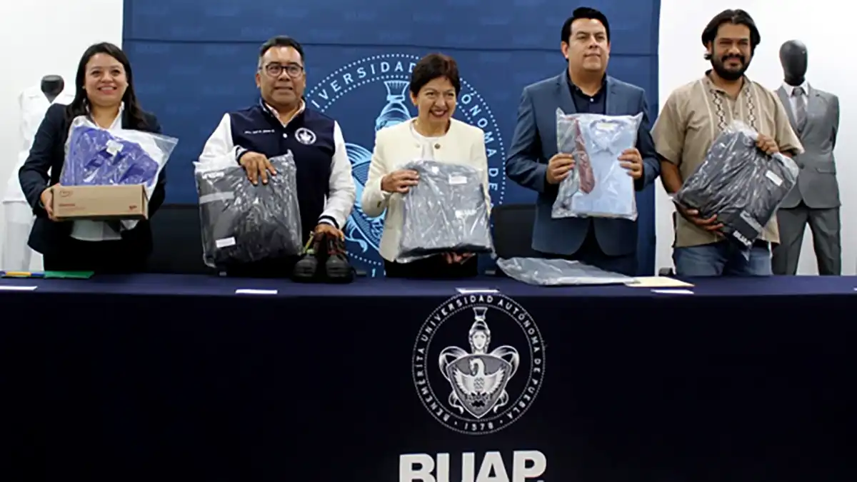 Rectora de la BUAP entregó uniformes a personal administrativo y académico