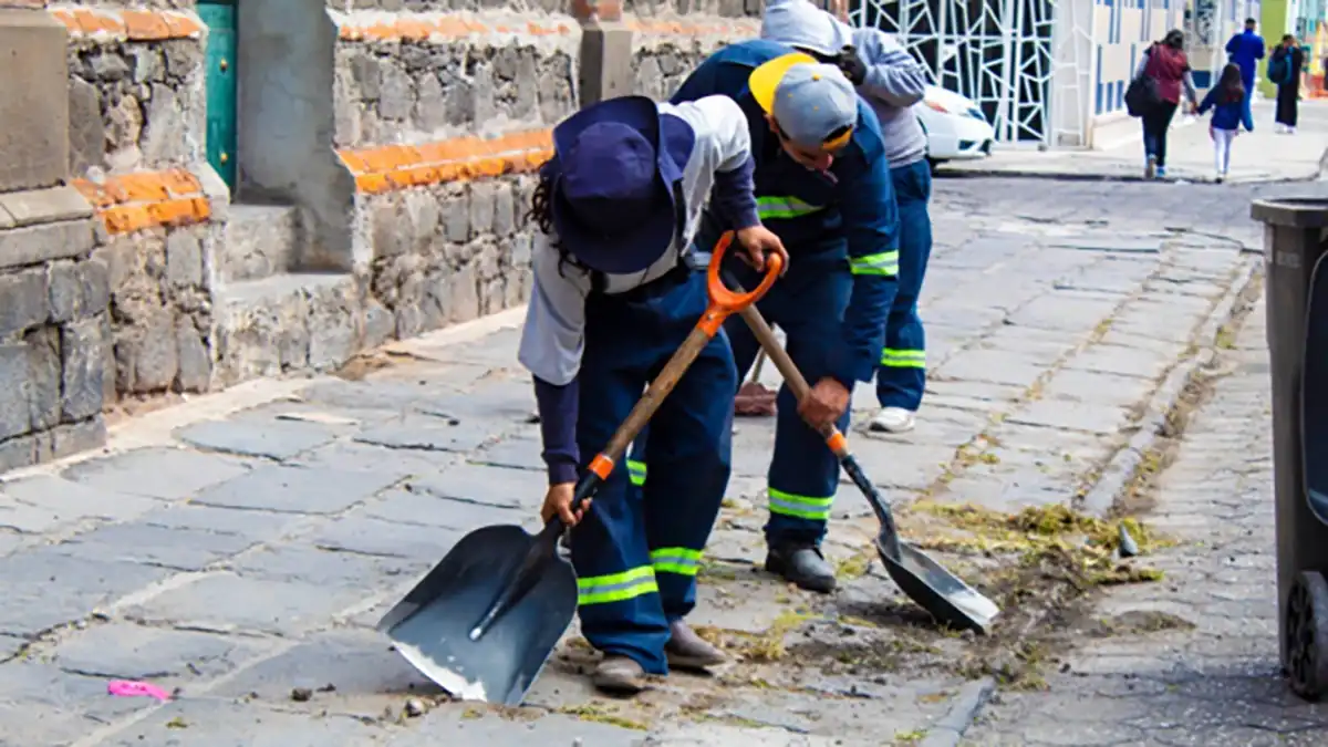 Retiran más de 52 mil stickers y pegatinas de calles de la ciudad de Puebla