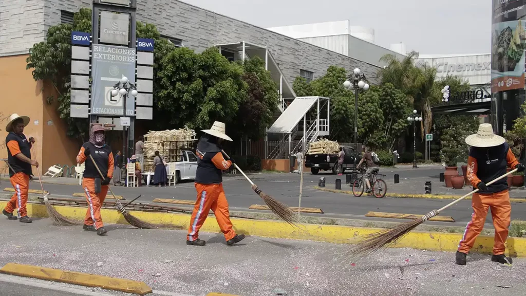 Aumento salarial y bonos para las "naranjitas" del organismo de limpia