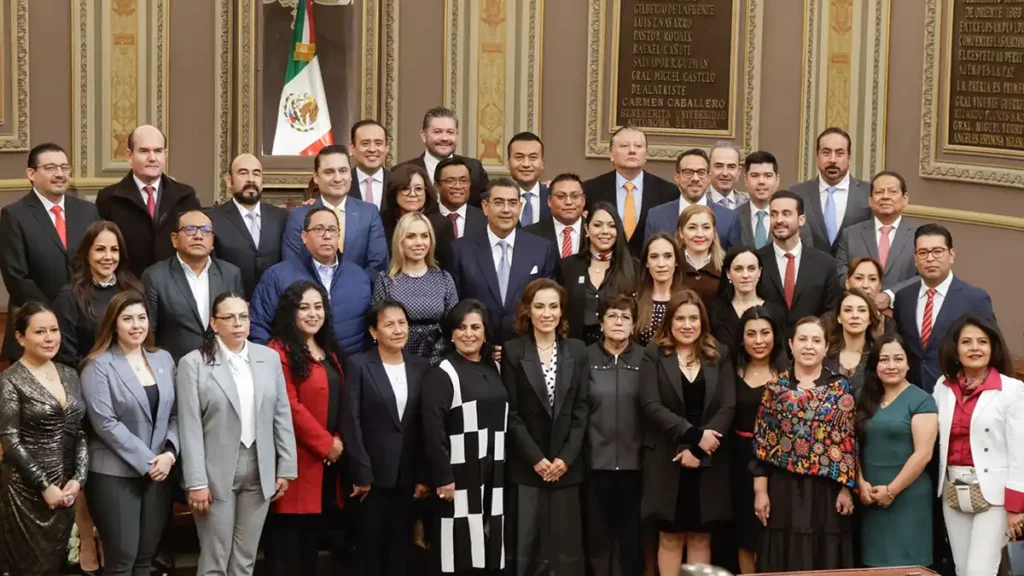 OREJAS Y RABO, CON DIPUTADOS AL FONDO