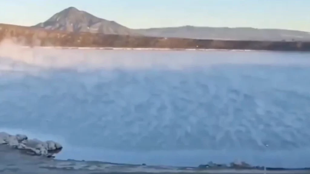 Laguna de Alchichica amaneció congelada