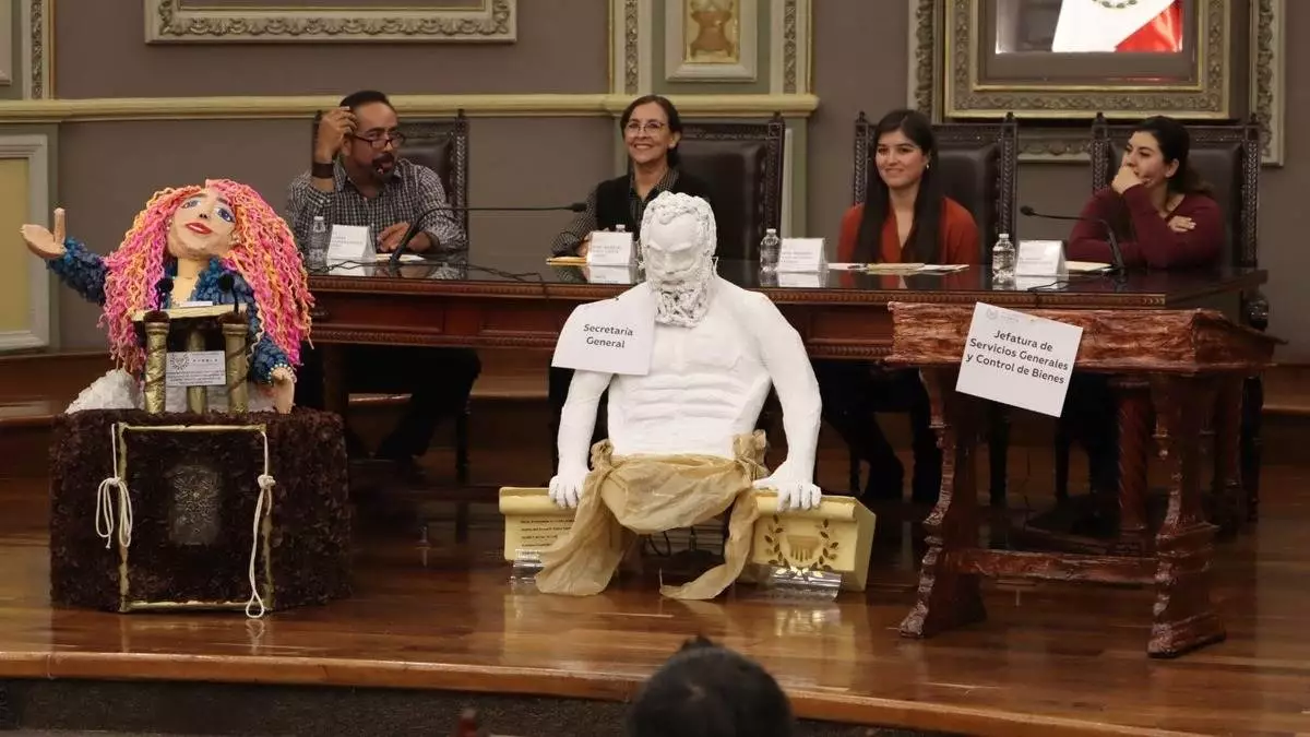 Congreso de Puebla realiza concurso de "piñatas legislativas"