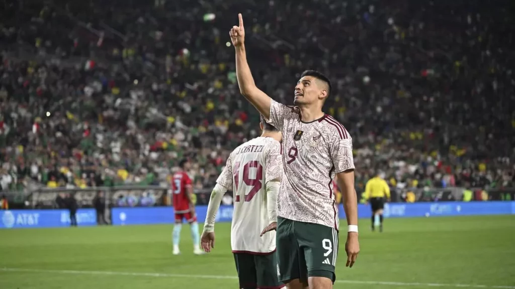 Guillermo Martínez, del Club Puebla, anota en su debut con la Selección Mexicana