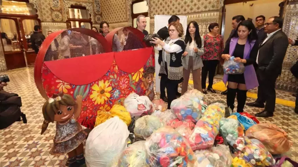 Congreso de Puebla: Recibe el Voluntariado donación de tapitas y prendas de abrigo