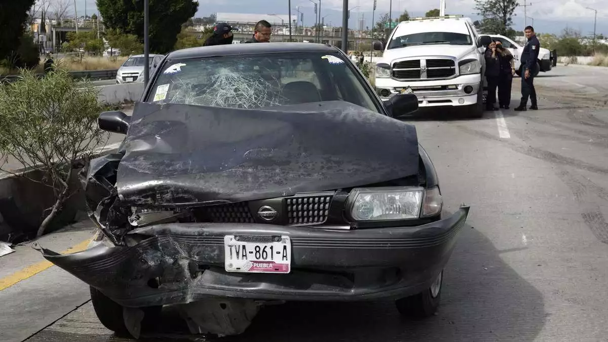 Persecución y balacera de camión robado en el Periférico de Puebla