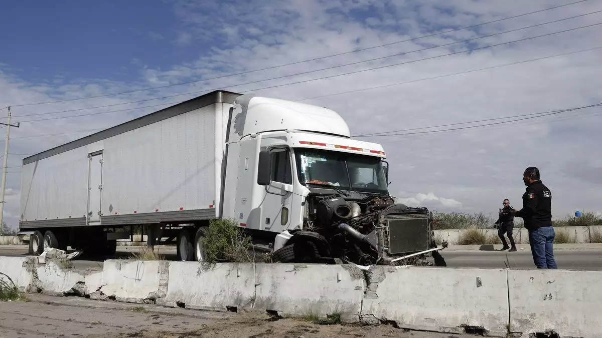 Persecución y balacera de camión robado en el Periférico de Puebla