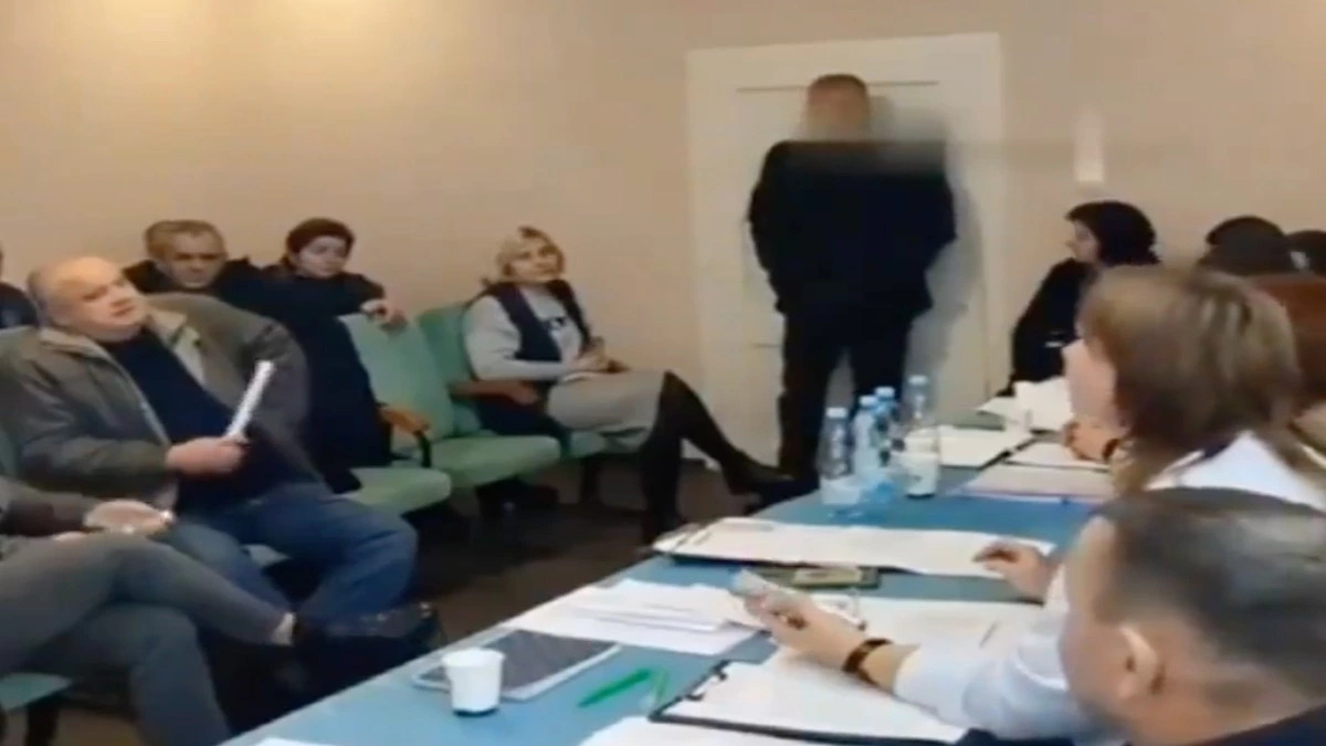 Concejal de Ucrania estalla granadas en reunión municipal de Keretsk