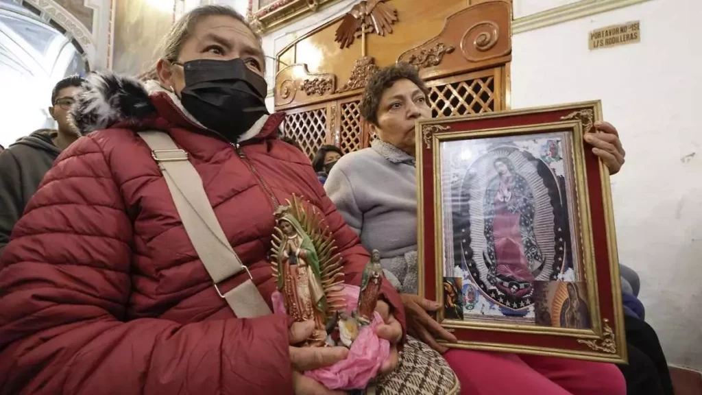 Poblanos acuden a festejar a la virgen de Guadalupe