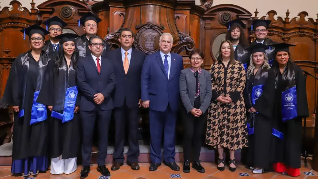 Sergio Salomón acude a graduación de maestría en Turismo de la BUAP