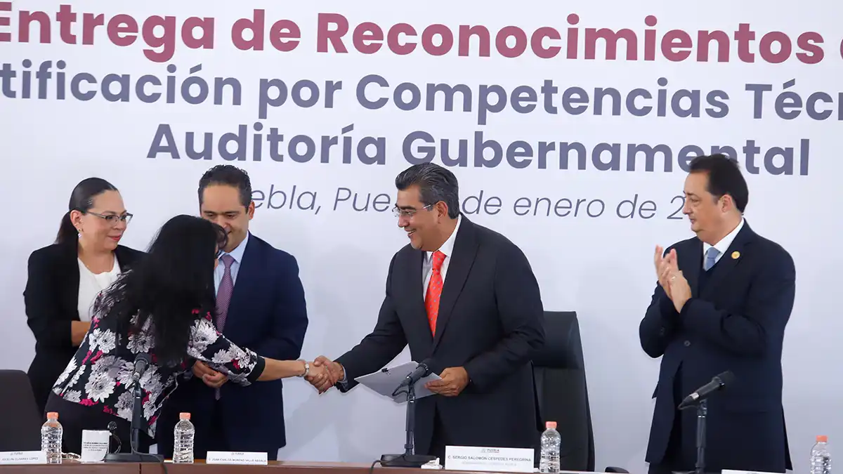 Sergio Salomón entregó reconocimientos a personal de la Secretaría de la Función Pública