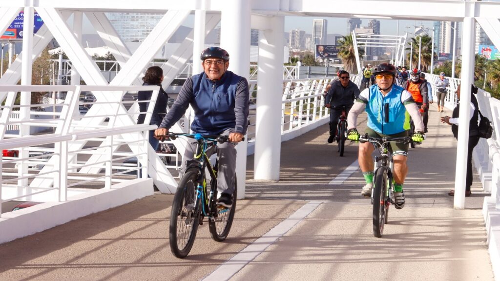 El gobernador Sergio Salomón en la ciclopista de la Vía Atlixcáyotl