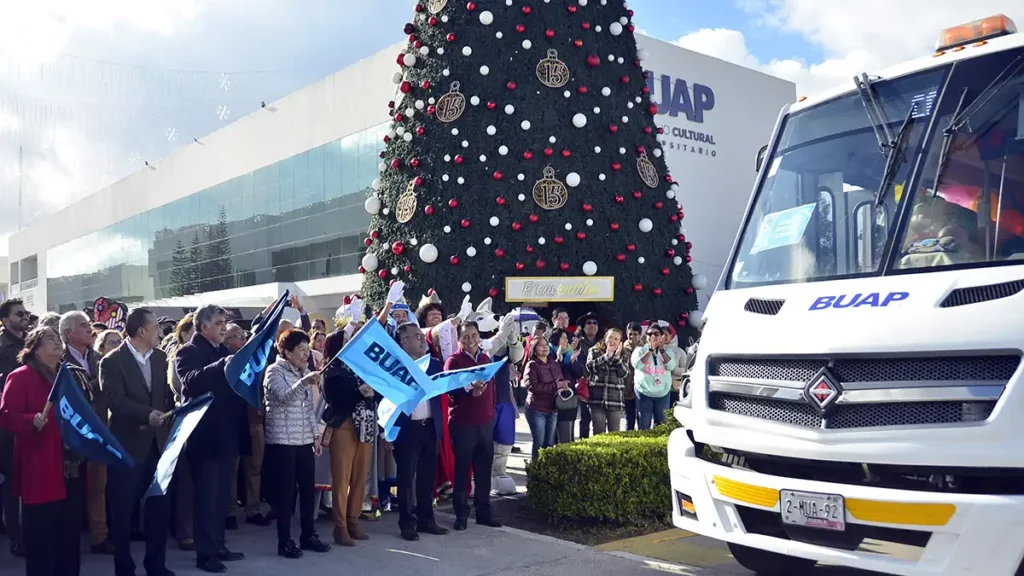 BUAP entrega casi 20 mil juguetes a niños y niñas de diferentes regiones de Puebla