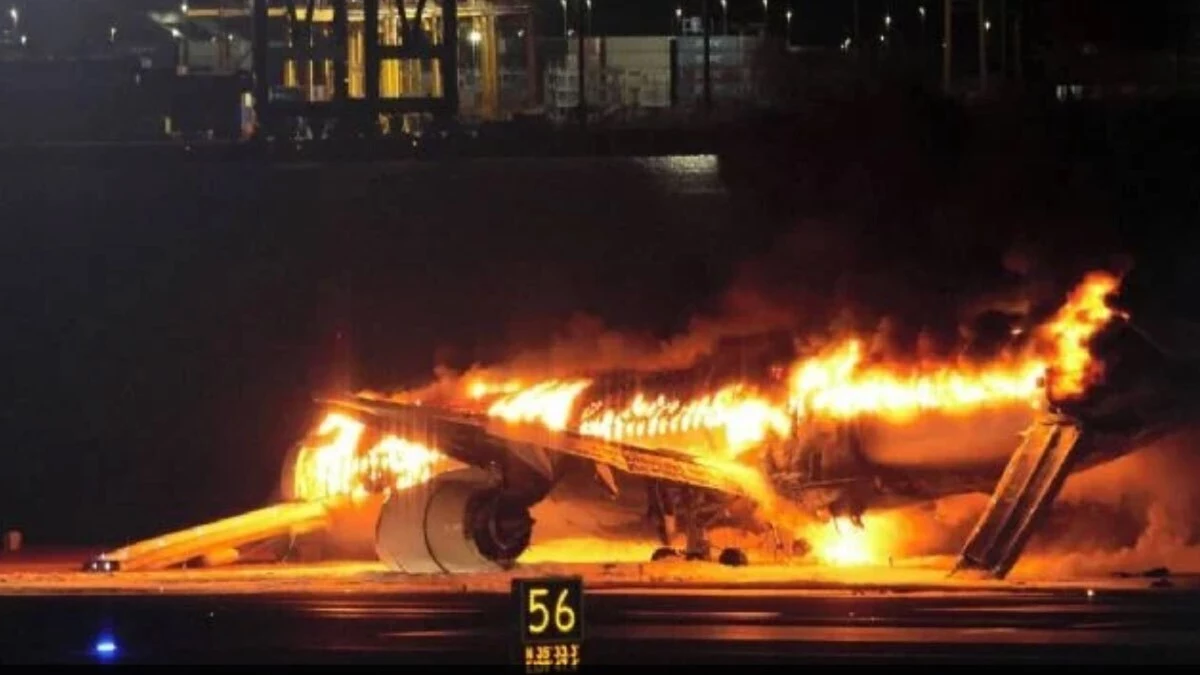 Choque entre aviones deja cinco muertos en Japón