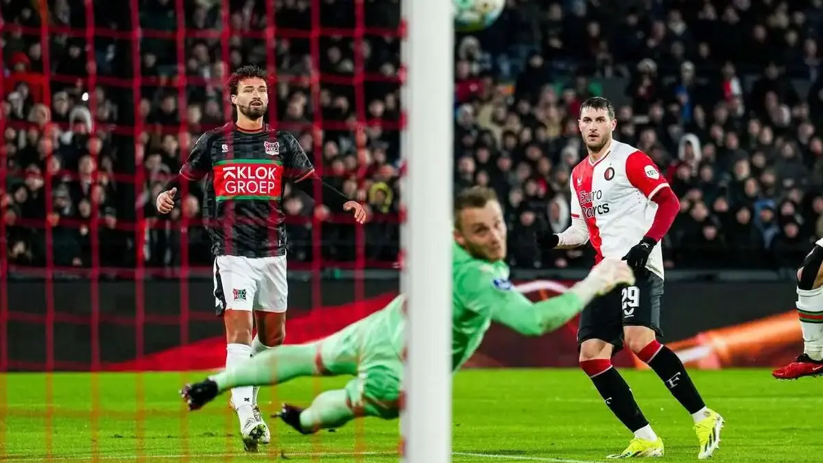 Santi Giménez anota su primer gol de 2024 en empate del Feyenoord