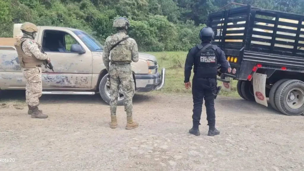 Localizan camiones con 21 contenedores con huachicol en Huauchinango