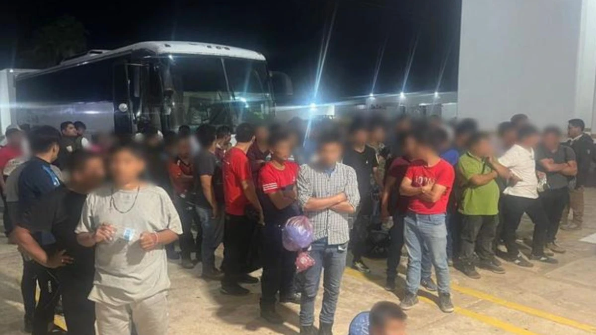 Ubican a 182 migrantes en camión que viajaba con dirección a Puebla