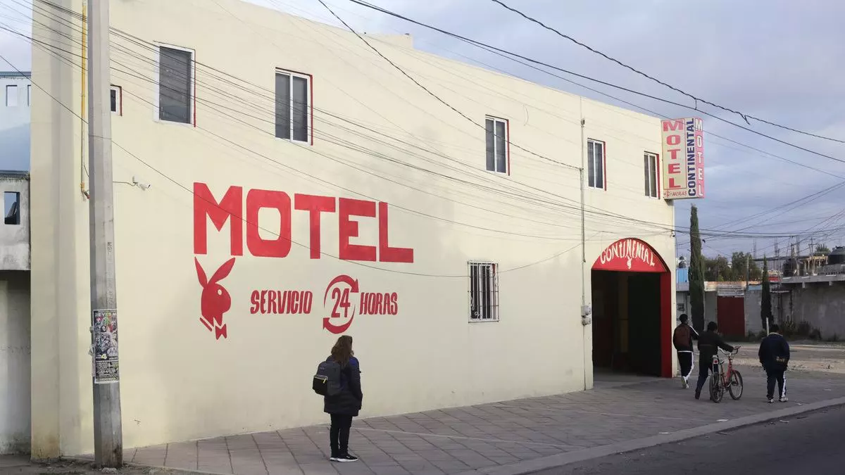 Localizan al menos a seis migrantes en un motel de Puebla