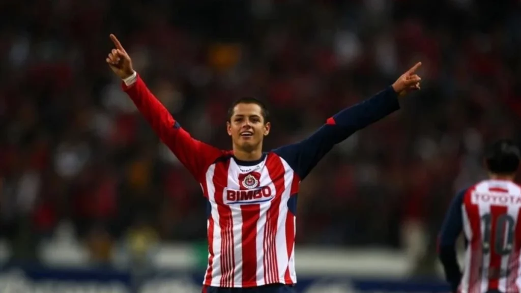 Chicharito jugará con Chivas; será presentado el sábado