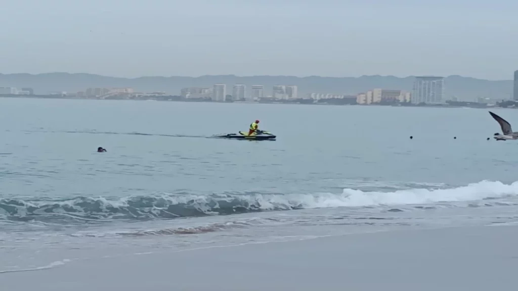 Inicia búsqueda aérea de poblano desaparecido en mar de Puerto Vallarta