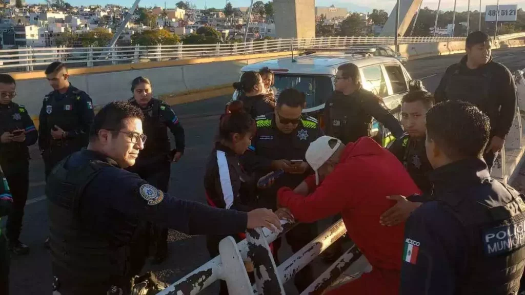 Policías municipales evitaron que un joven se arrojara de puente en Puebla