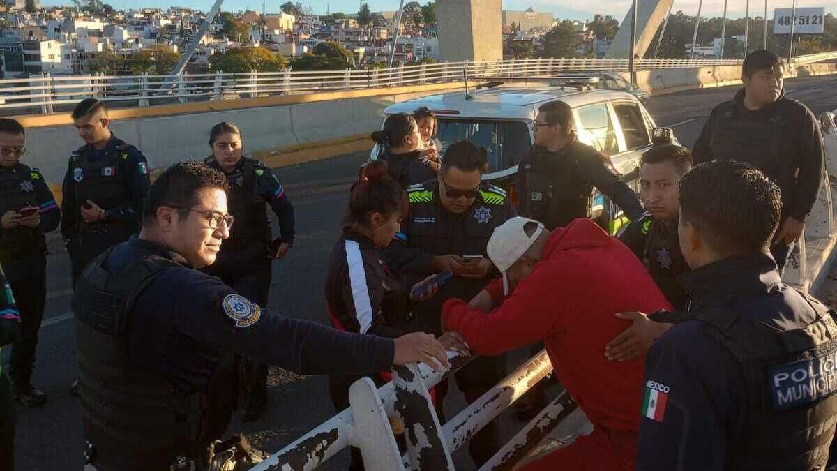 Polic As Municipales Evitan Que Un Hombre Se Arroje De Puente En Puebla