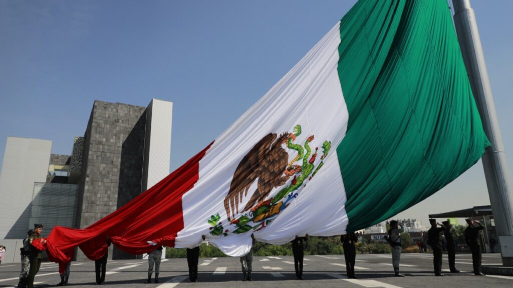 Bandera monumental en Puebla