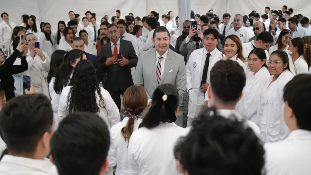 Alejandro Armenta presenta libro en la Universidad San Ángel