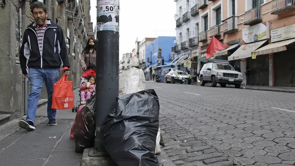 Negocios y particulares siguen sacando basura fuera de horario