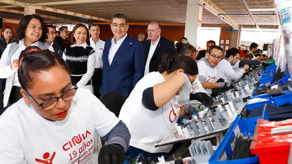 Sergio Salomón y Gaby Bonilla inauguran nave de Automoción de la empresa CINIA