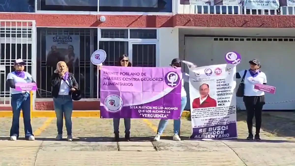 Mujeres exhiben al deudor alimentario David Méndez en su casa de gestión