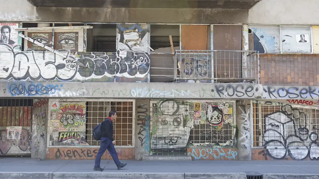 Van tras dueño de edificio abandonado en la 11 Sur