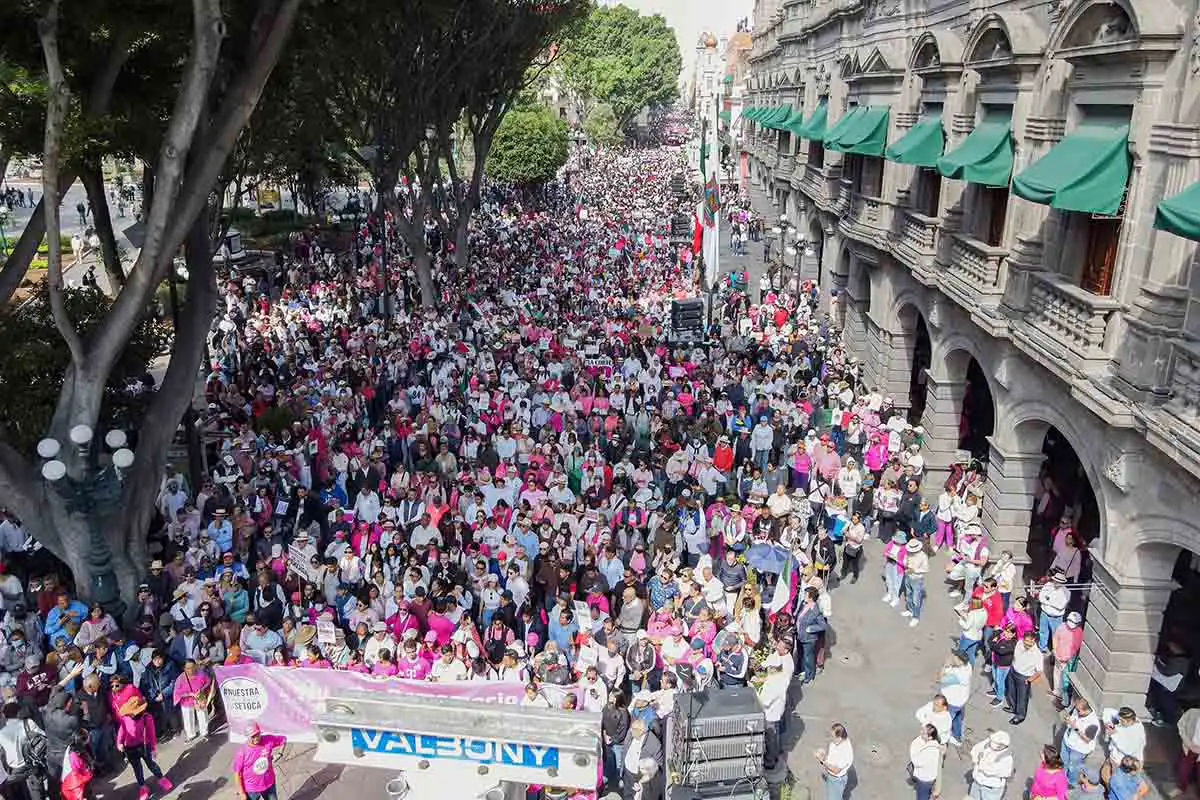 Así fue la marcha en defensa de la democracia en Puebla