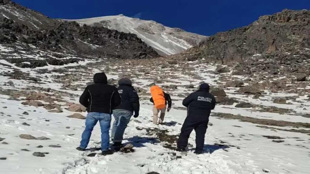 Rescatan a siete alpinistas extraviados en el Pico de Orizaba; buscan a cuatro más