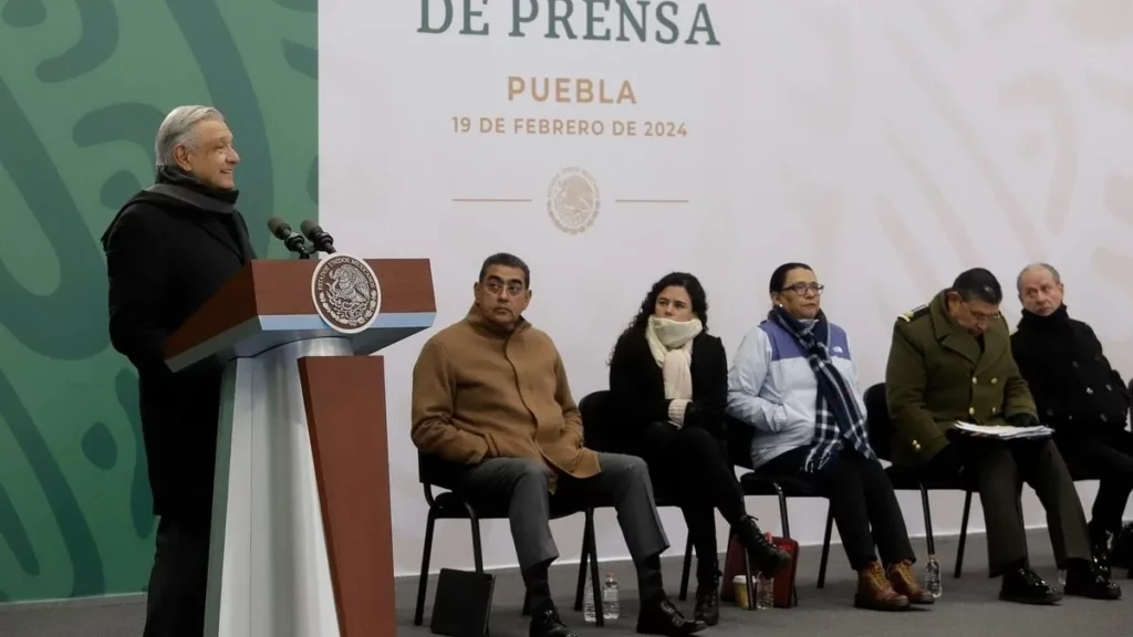 AMLO da conferencia "mañanera" desde Oriental, Puebla