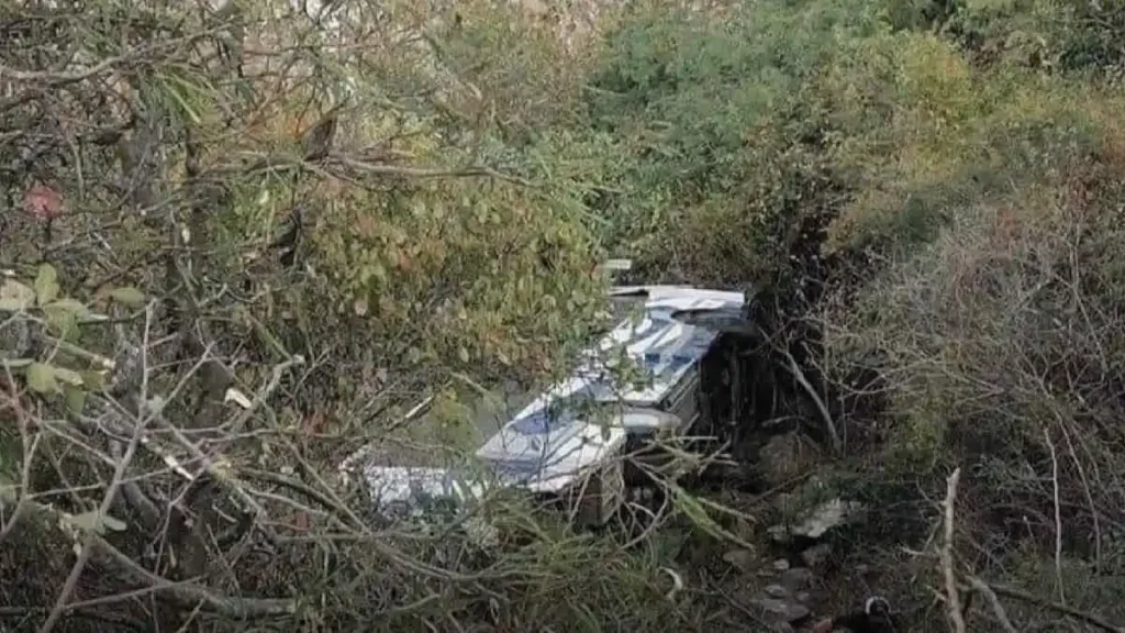 Cae autobús a barranco en Tepexi de Rodríguez; hay 22 heridos